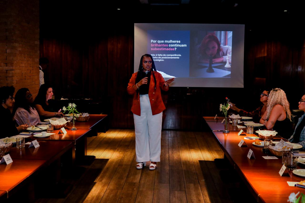 Flávia Silva conduzindo uma edição do Café IMPULSE® para mulheres em cargos de liderança